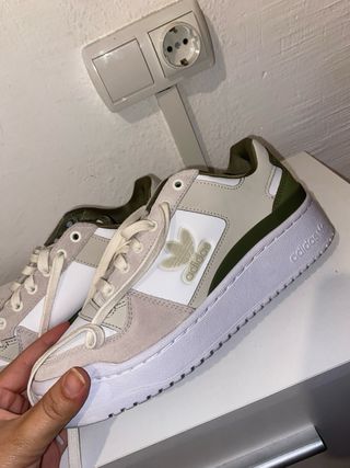 Zapatillas deportivas verdes y blancas