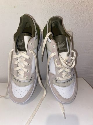 Zapatillas deportivas verdes y blancas