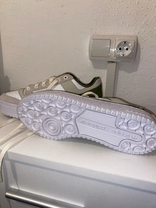 Zapatillas deportivas verdes y blancas