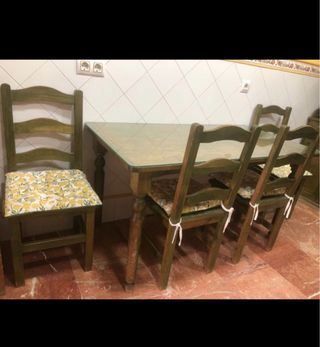 Mesa y 4 sillas rústicas. Platero. Repisa.