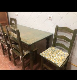 Mesa y 4 sillas rústicas. Platero. Repisa.