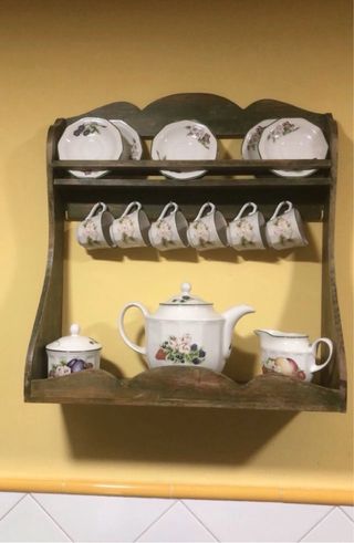 Mesa y 4 sillas rústicas. Platero. Repisa.