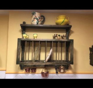 Mesa y 4 sillas rústicas. Platero. Repisa.