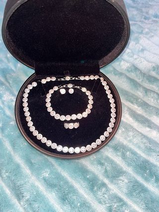 Conjunto de bisutería plateada y blanca