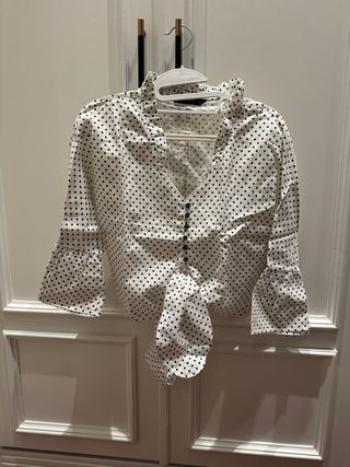 Camisa lunares blanca y negra