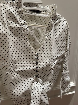 Camisa lunares blanca y negra