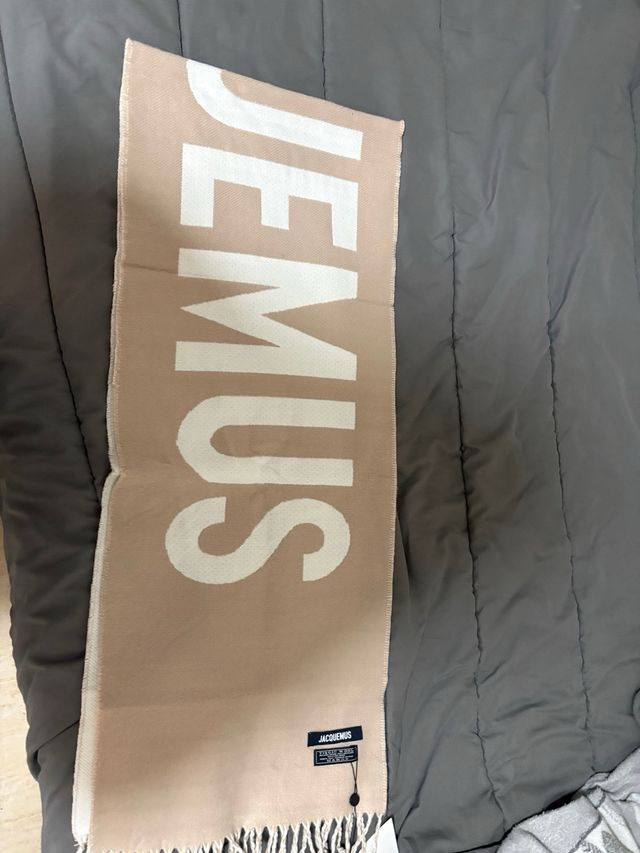 Bufanda Jacquemus Beige y Blanca