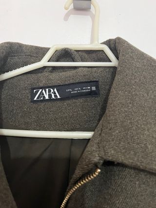 Chaqueta Zara verde oliva