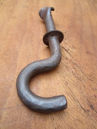 Gancho antiguo de hierro , 19 cm.