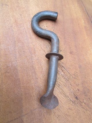 Gancho antiguo de hierro , 19 cm.