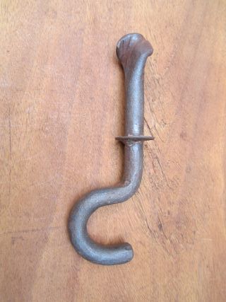 Gancho antiguo de hierro , 19 cm.