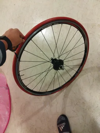 Rueda de bicicleta Shimano con cubierta roja