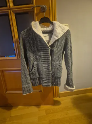 Chaqueta de punto Zara gris con capucha