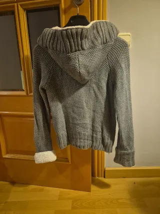 Chaqueta de punto Zara gris con capucha