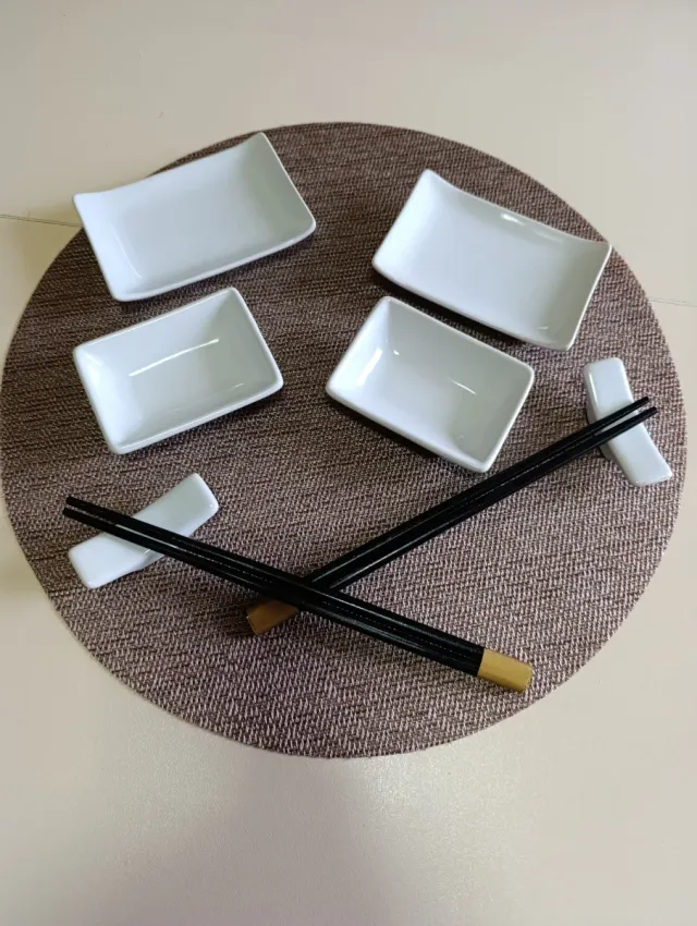 Set platillos y palos comida japonesa