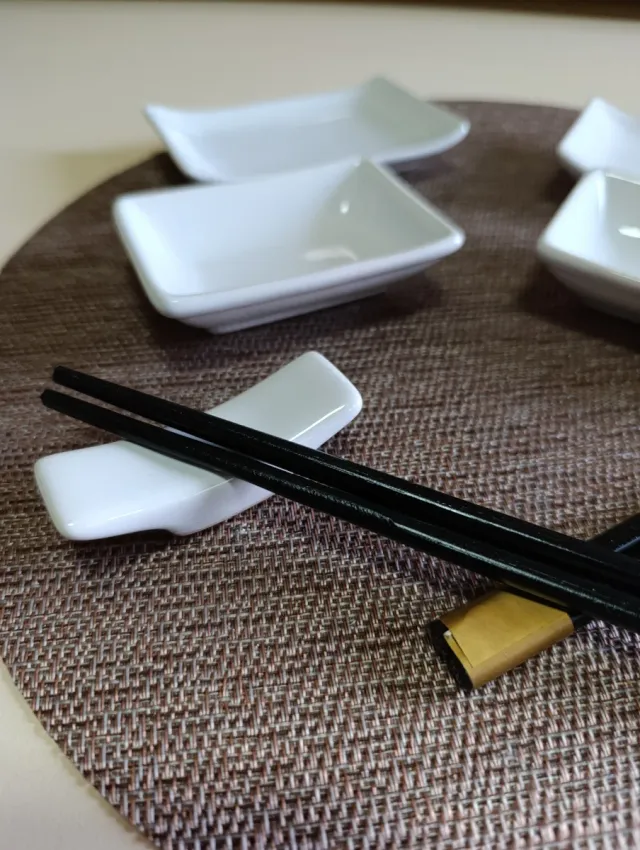 Set platillos y palos comida japonesa