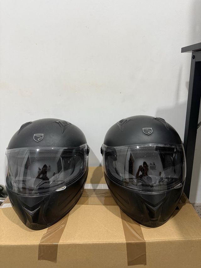 Casco de moto negro integral