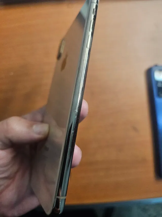 Marco original de iphone Xs max color dorado