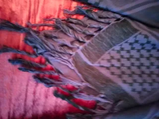 Pañuelo palestino morado y negro.