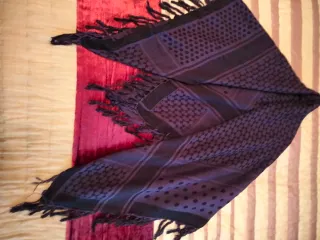 Pañuelo palestino morado y negro.