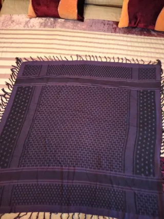 Pañuelo palestino morado y negro.