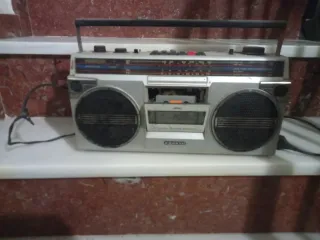 Radiocaset Sanyo Plata y Negro