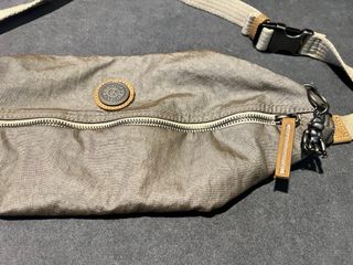 Riñonera Kipling Beige y Plateado