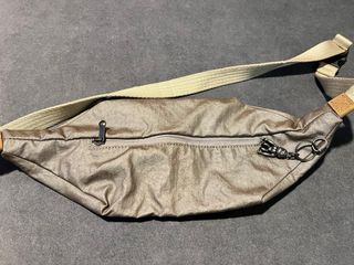 Riñonera Kipling Beige y Plateado