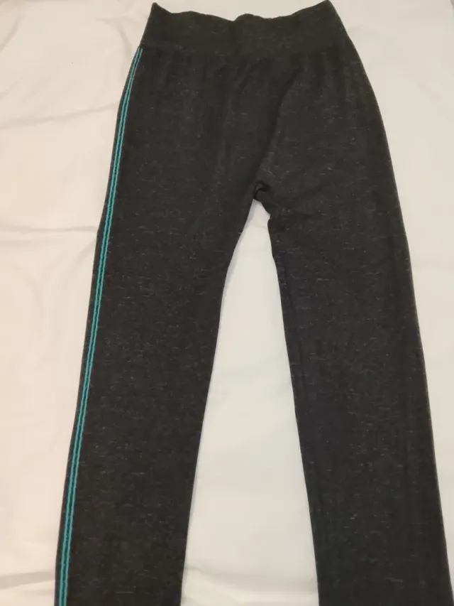 Leggings deportivos grises con detalles verdes