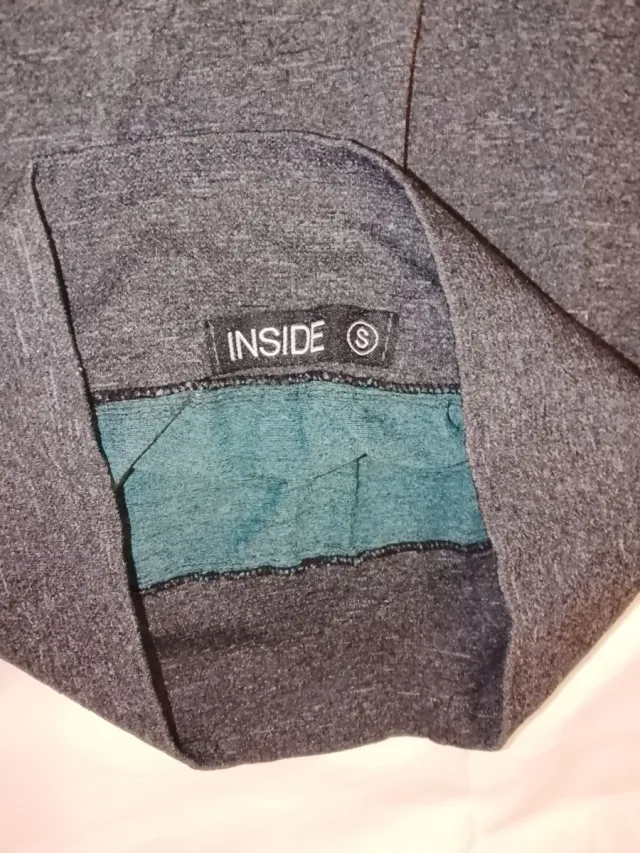 Leggings deportivos grises con detalles verdes