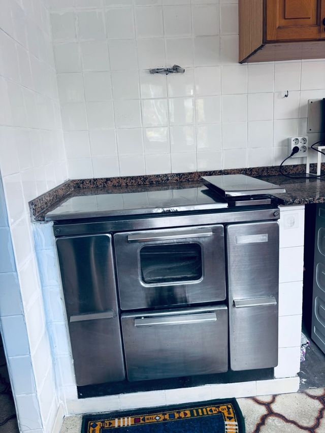 Cocina de leña de metal y mármol