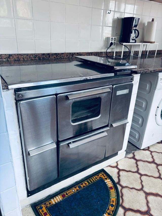 Cocina de leña de metal y mármol