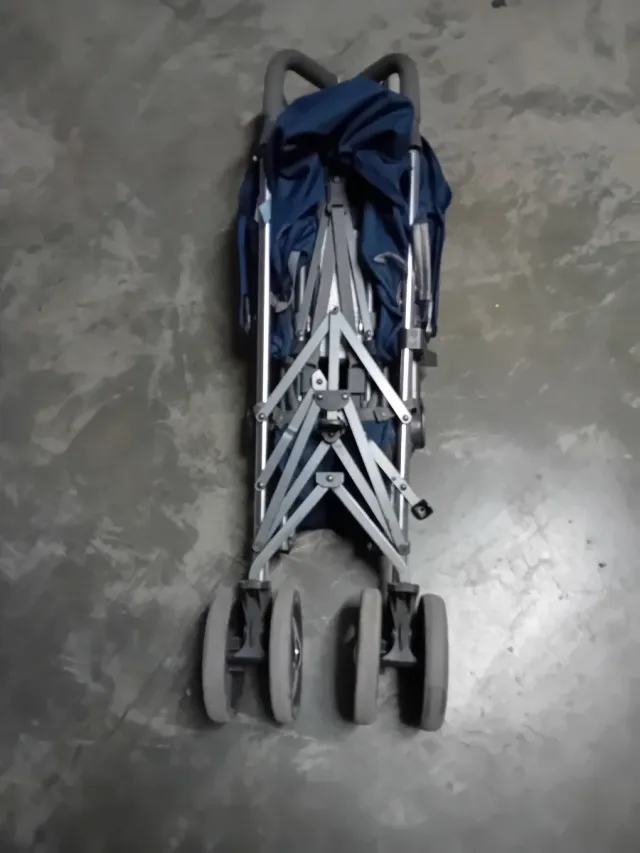 Passeggino blu per bambini