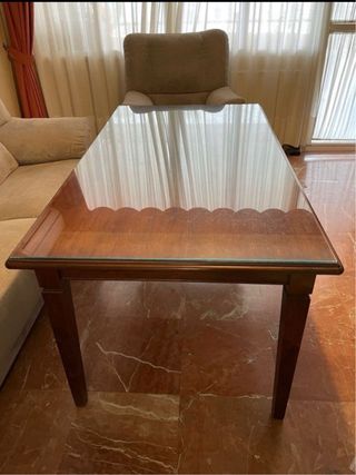 Mesa de comedor de madera y cristal. Camilla