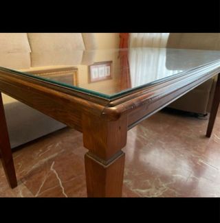 Mesa de comedor de madera y cristal. Camilla