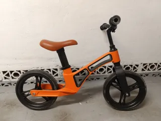 Bici sin pedales naranja, último tres días.