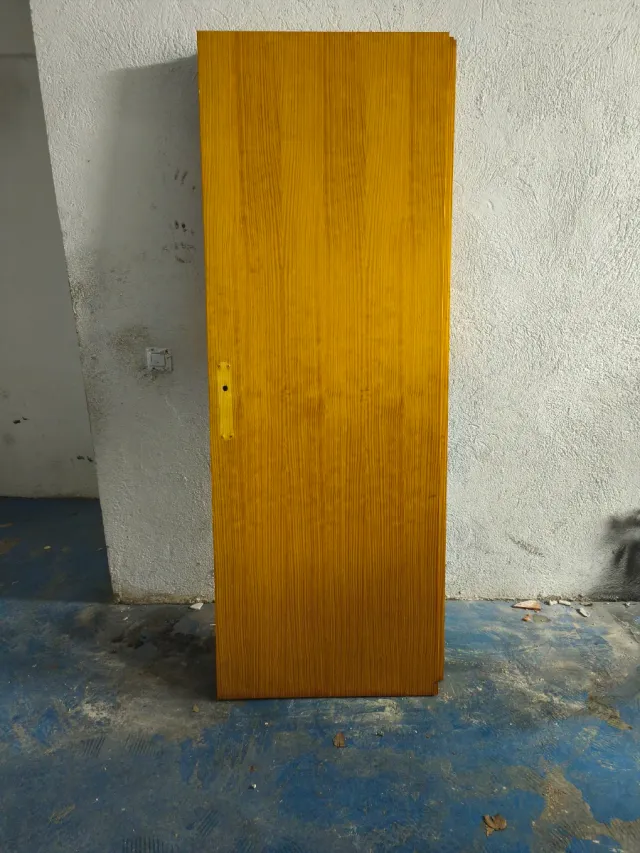 3 Puertas de madera (2 con golpes) 30€ las 3.
