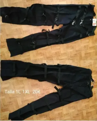 Pantalones cargo negros con tiras