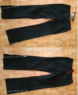 Pantalones cargo negros con tiras