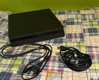 PS4 (PlayStation 4) con 2 controller