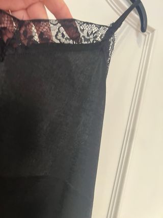 Top de tirantes con encaje negro