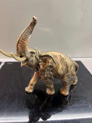 Figura de elefante de bronce