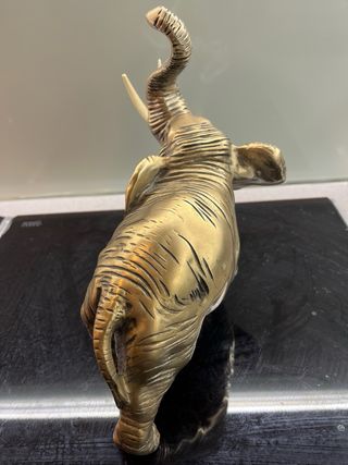 Figura de elefante de bronce