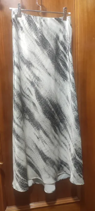 Falda larga estampada con blusa a juego