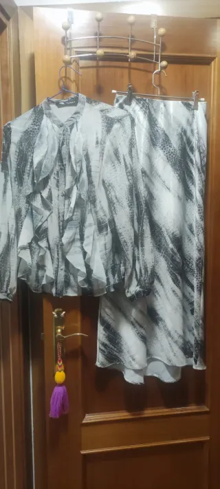 Falda larga estampada con blusa a juego