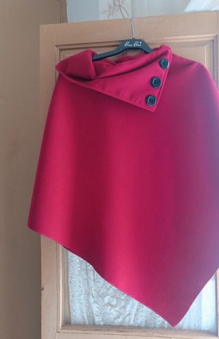 Capa burdeos para el frío