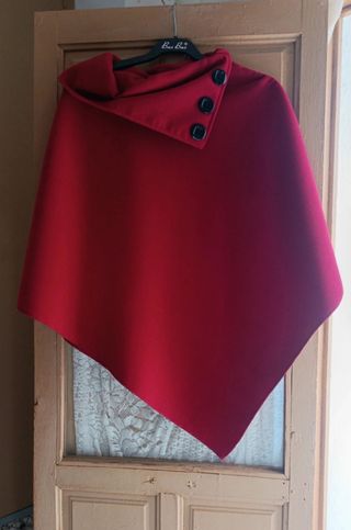 Capa burdeos para el frío