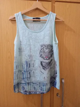 Camiseta tirantes verde claro con estampado.L/XL.