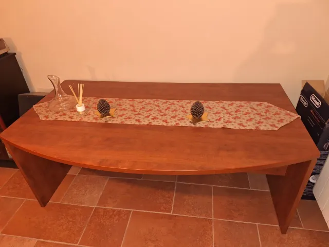 Mesa de despacho de madera
