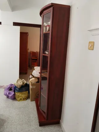 Mueble cristalero de madera y cristal